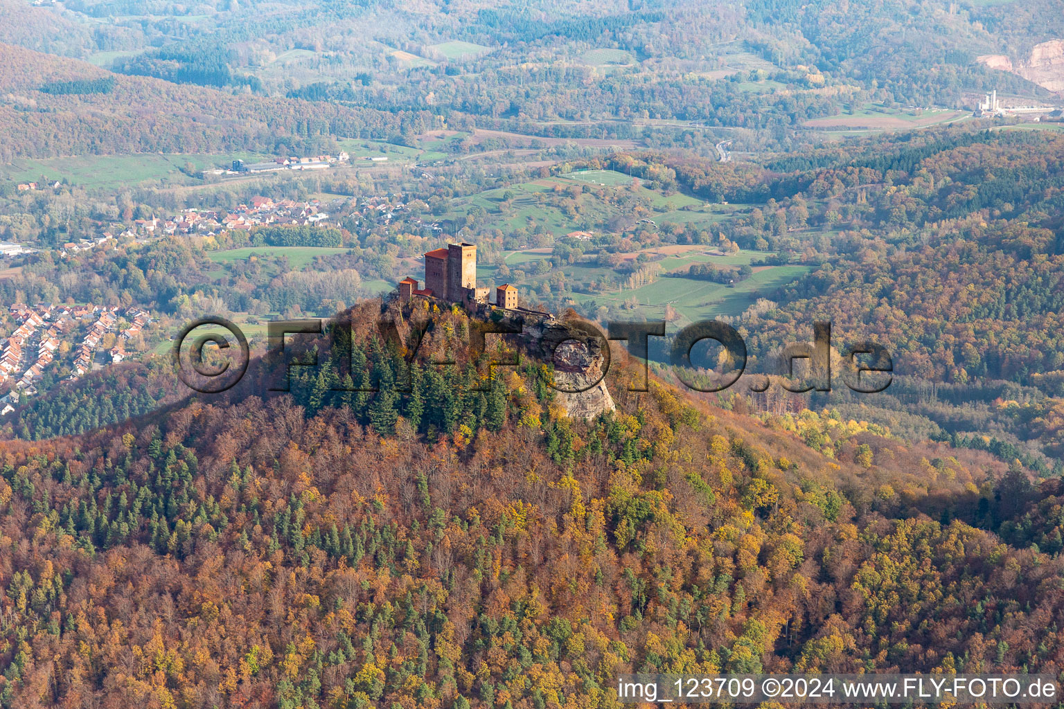 Vue aérienne de Ruines du château de Trifels à Annweiler am Trifels dans le département Rhénanie-Palatinat, Allemagne