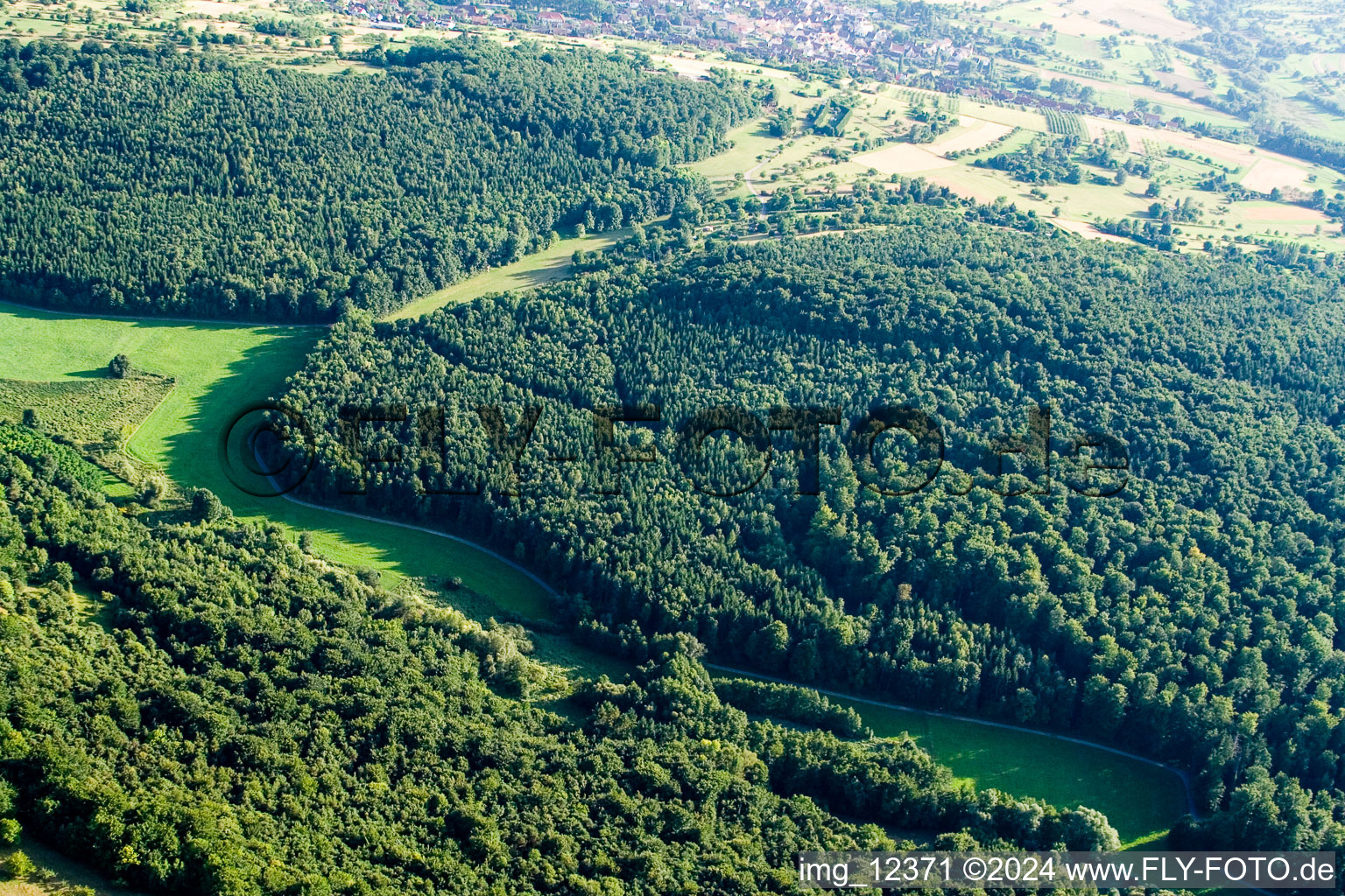 Vue aérienne de Réserve naturelle de Kettelbachtal à le quartier Obernhausen in Birkenfeld dans le département Bade-Wurtemberg, Allemagne