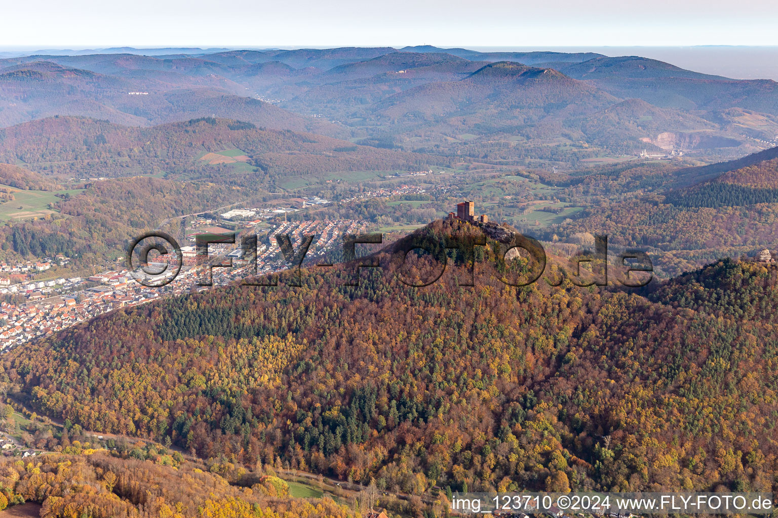 Vue aérienne de Ruines des châteaux de Trifels, Anebos et Scharfenberg à Annweiler am Trifels dans le département Rhénanie-Palatinat, Allemagne