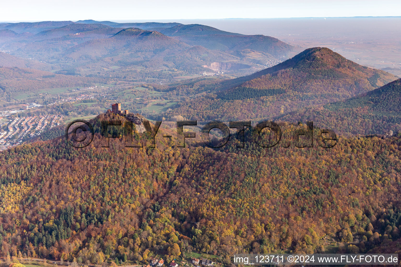 Vue aérienne de Ruines des châteaux de Trifels, Anebos et Scharfenberg à Annweiler am Trifels dans le département Rhénanie-Palatinat, Allemagne