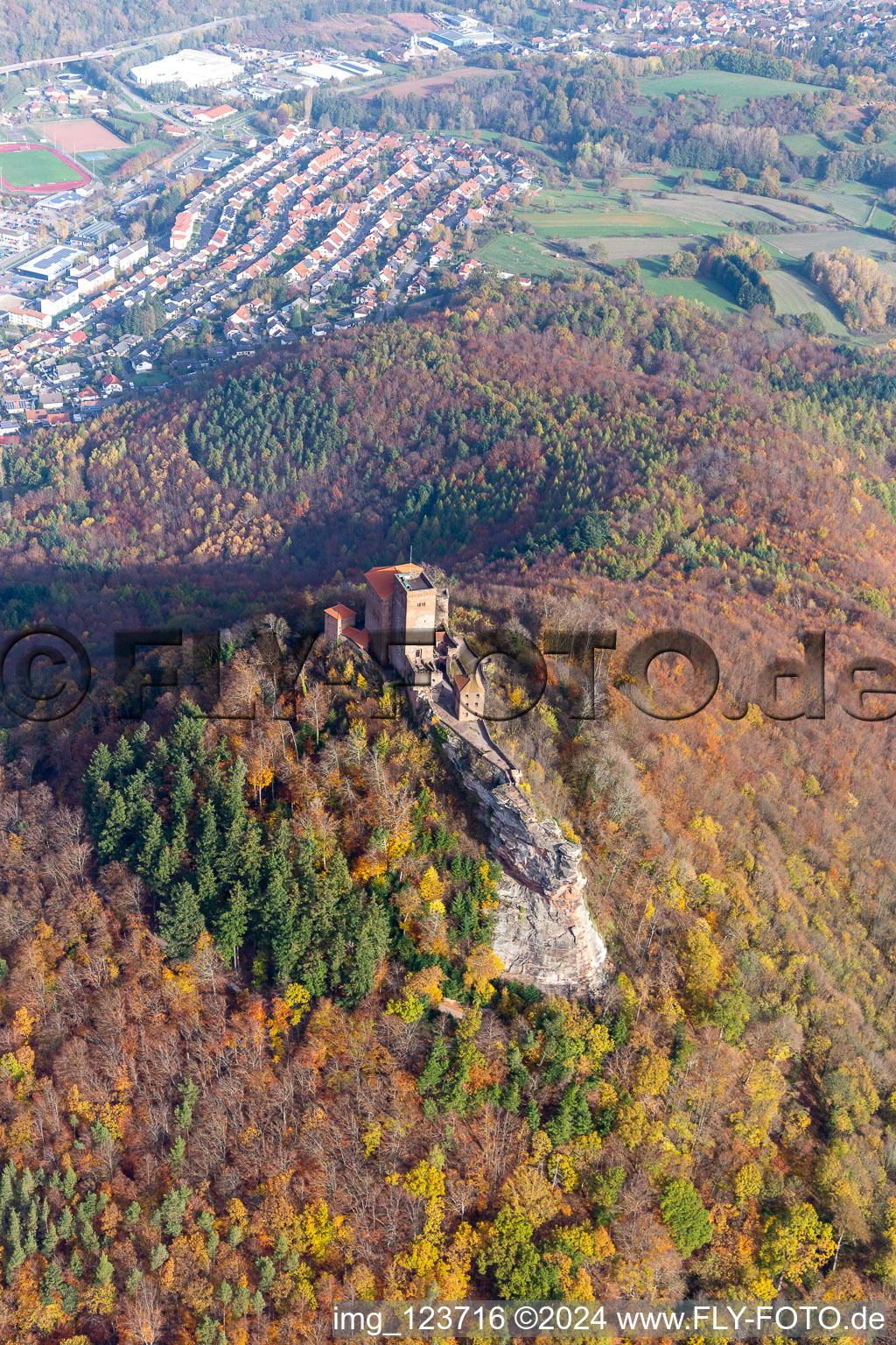 Vue aérienne de Vue aérienne d'automne du complexe du château de Trifels à Annweiler am Trifels dans le département Rhénanie-Palatinat, Allemagne