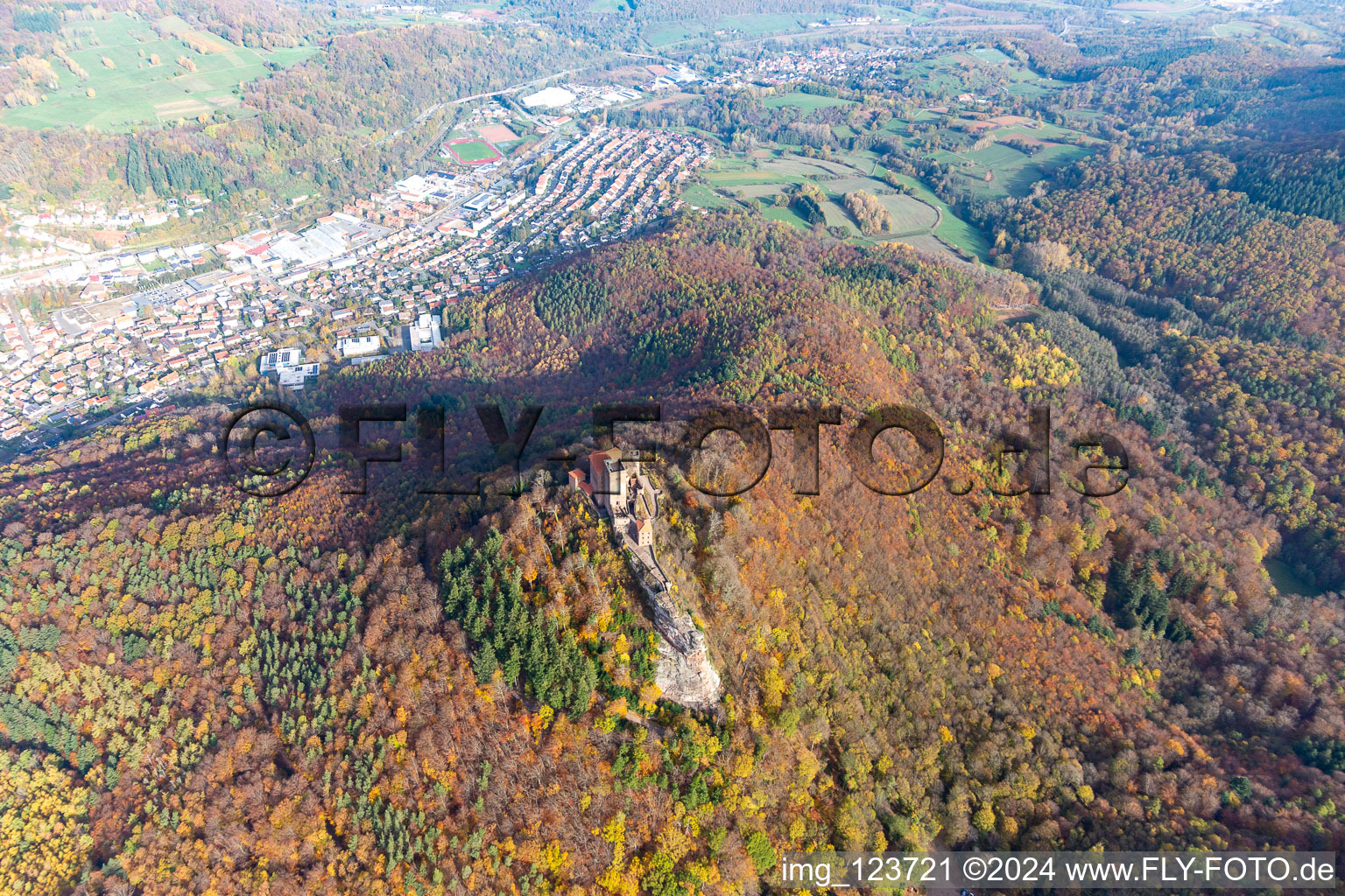 Château de Trifels à Annweiler am Trifels dans le département Rhénanie-Palatinat, Allemagne hors des airs