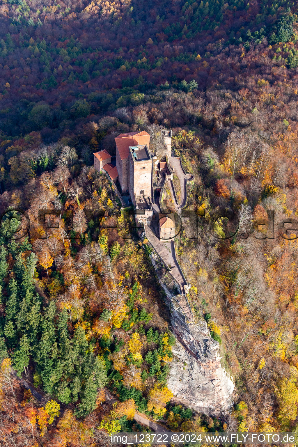 Vue aérienne de Vue aérienne d'automne du complexe du château de Trifels à Annweiler am Trifels dans le département Rhénanie-Palatinat, Allemagne