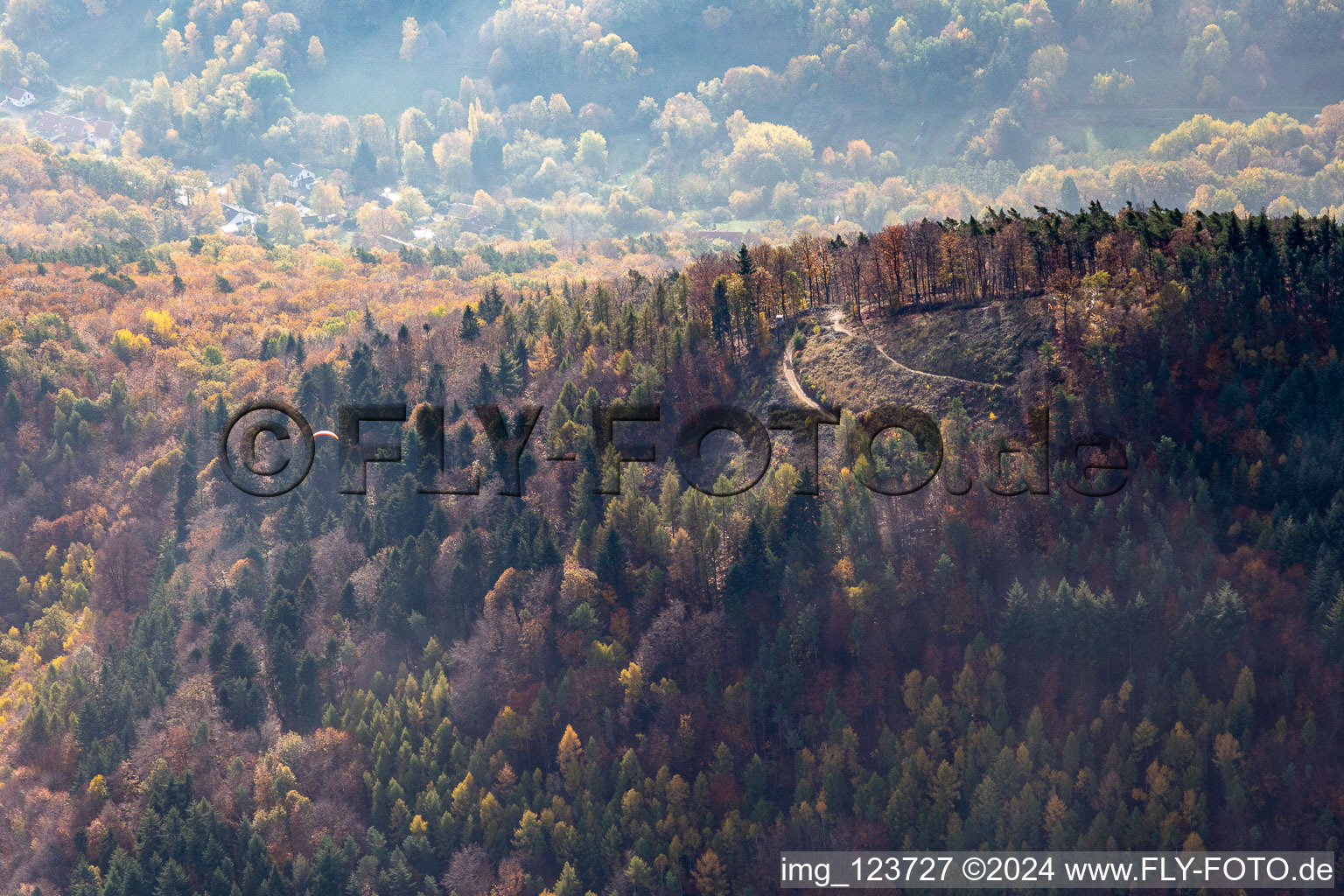 Vue aérienne de Site de décollage pour parapente à Leinsweiler dans le département Rhénanie-Palatinat, Allemagne