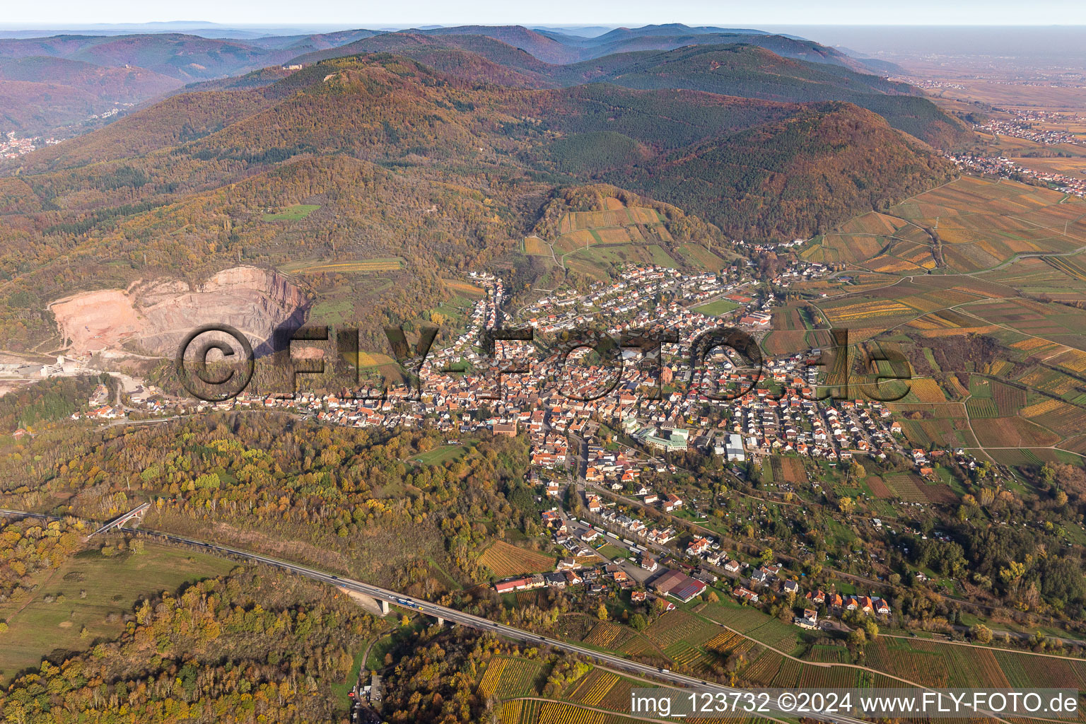 Vue aérienne de Carrière d'extraction et d'extraction de basalte de la Basalt-Actien-Gesellschaft à côté de la ville d'Albersweiler à le quartier Queichhambach in Annweiler am Trifels dans le département Rhénanie-Palatinat, Allemagne