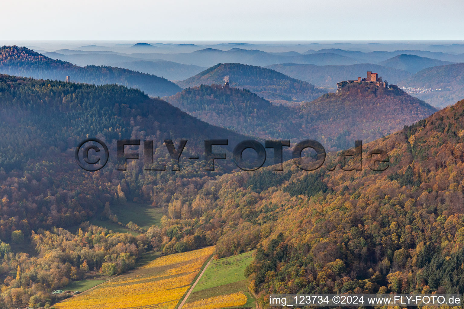 Vue aérienne de Vue aérienne d'automne des châteaux de Trifels, Scharfeneck et Anebos au-dessus de la forêt du Palatinat vue depuis Birnbachtal à Annweiler am Trifels dans le département Rhénanie-Palatinat, Allemagne