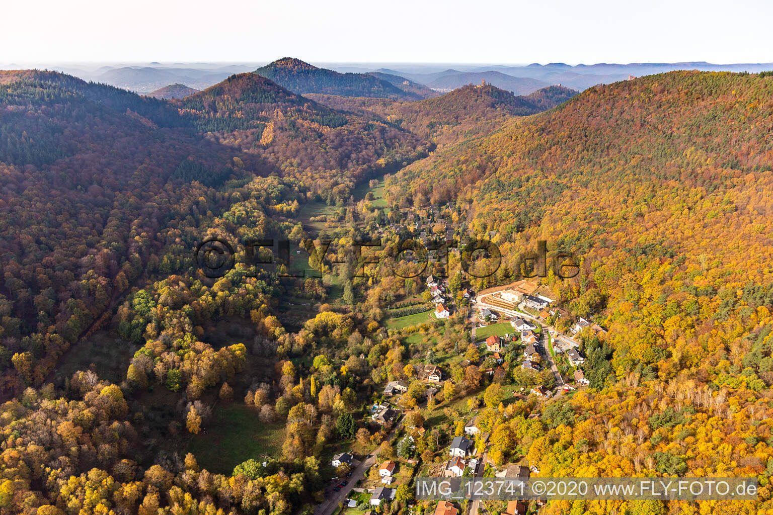 Vue aérienne de Village de vacances Sonnenberg dans la vallée de Birnbachtal à Leinsweiler dans le département Rhénanie-Palatinat, Allemagne