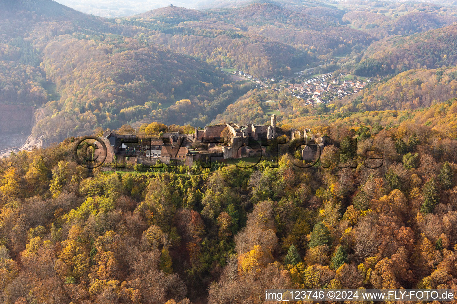 Vue oblique de Ruines du château de Madenbourg à Eschbach dans le département Rhénanie-Palatinat, Allemagne