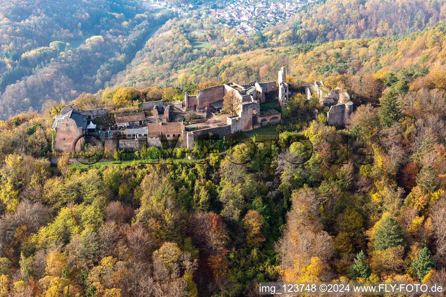 Ruines du château de Madenbourg à Eschbach dans le département Rhénanie-Palatinat, Allemagne d'en haut