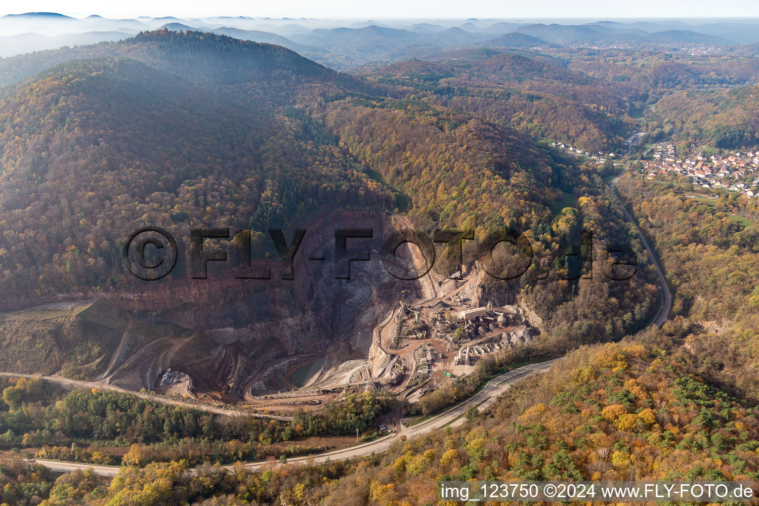 Vue aérienne de Granit du Palatinat à Waldhambach dans le département Rhénanie-Palatinat, Allemagne