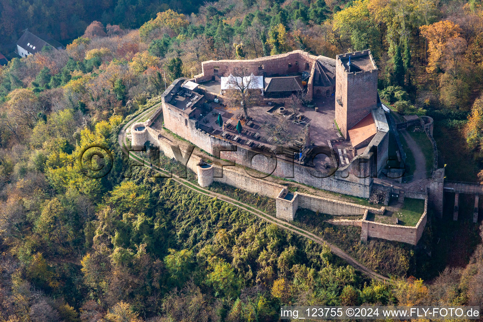 Vue aérienne de Vue aérienne d'automne des ruines et des vestiges du mur de l'ancien complexe du château de Burg Landeck à Klingenmünster dans le département Rhénanie-Palatinat, Allemagne