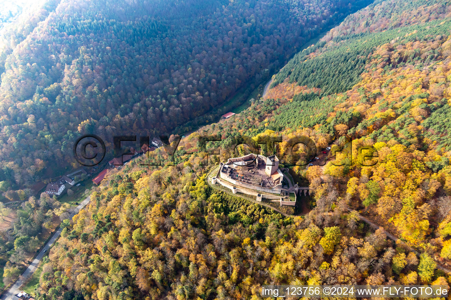 Vue aérienne de Vue aérienne d'automne des ruines et des vestiges du mur de l'ancien complexe du château de Burg Landeck à Klingenmünster dans le département Rhénanie-Palatinat, Allemagne