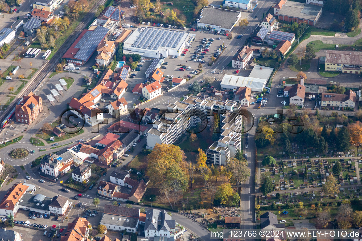 Vue aérienne de Marktstrasse Friedhofstr à Bad Bergzabern dans le département Rhénanie-Palatinat, Allemagne