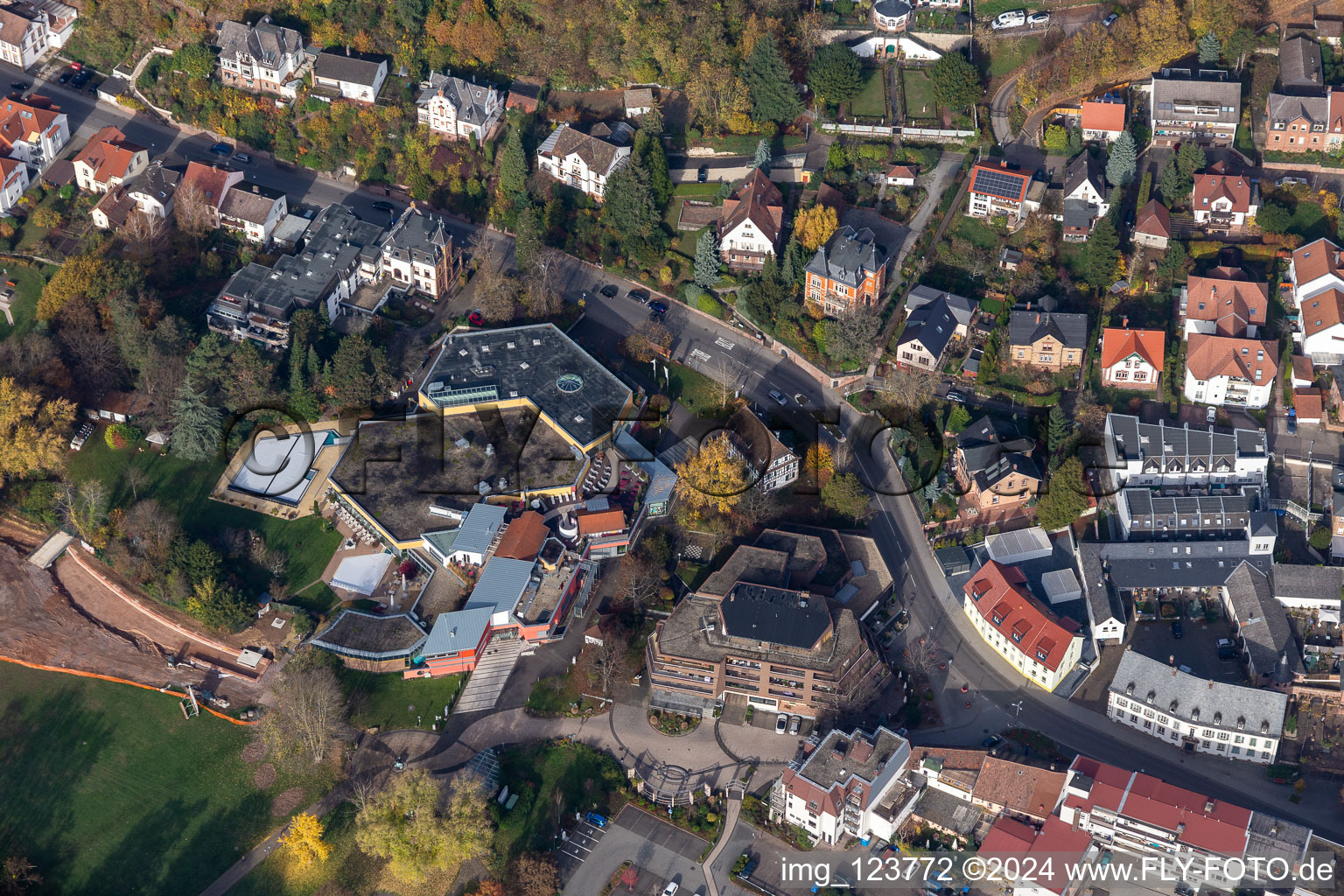 Vue aérienne de Thermes et piscines du Südpfalz Therme à Bad Bergzabern dans le département Rhénanie-Palatinat, Allemagne