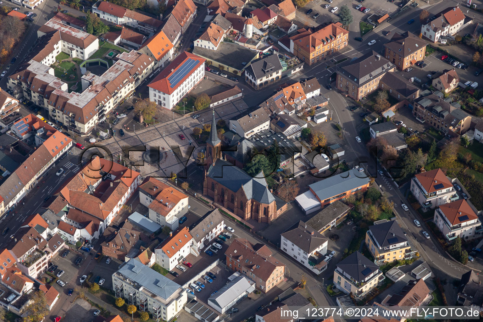 Vue aérienne de Église Saint-Martin sur la Ludwigsplatz à Bad Bergzabern dans le département Rhénanie-Palatinat, Allemagne