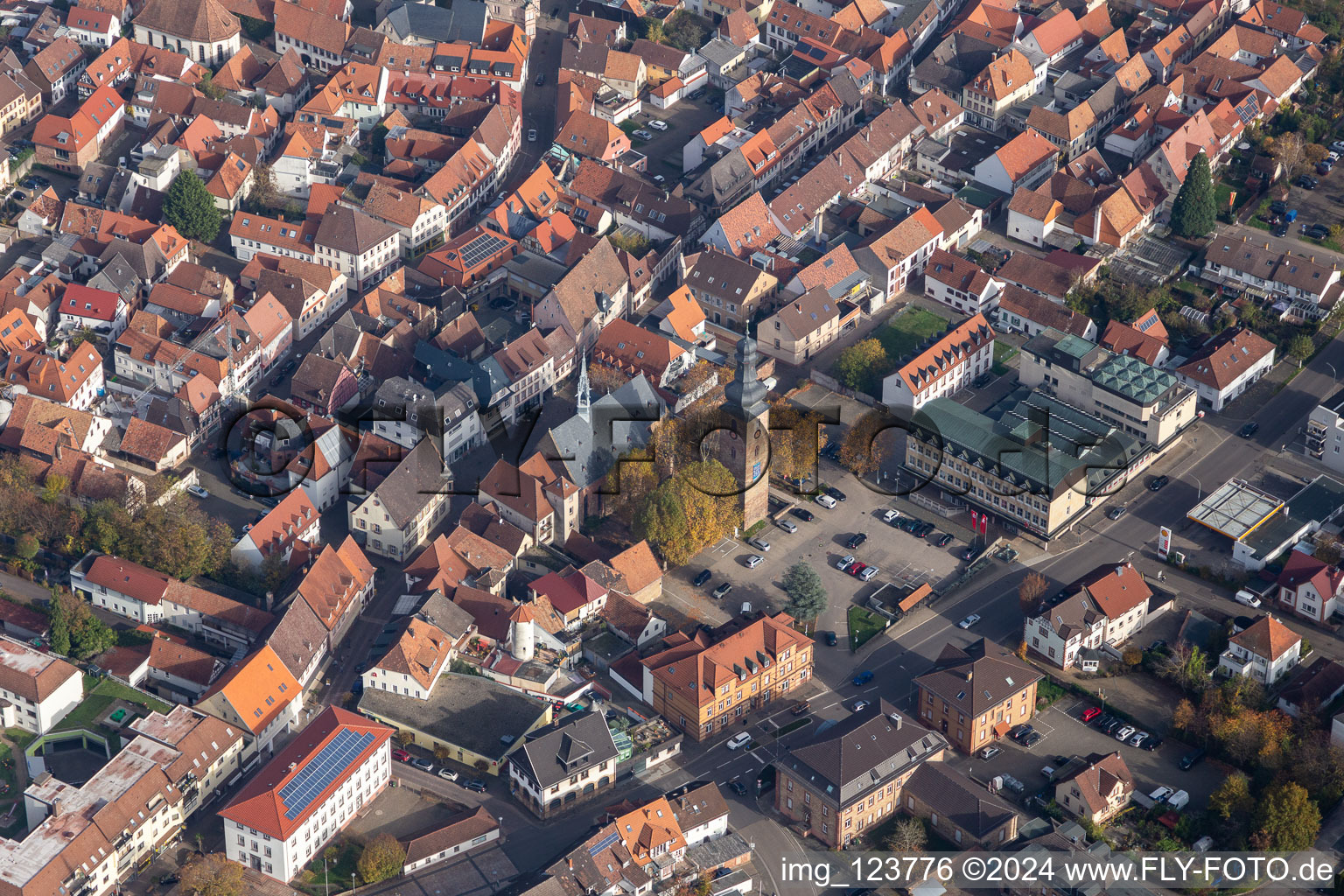 Vue aérienne de Église sur la Messplatz à Bad Bergzabern dans le département Rhénanie-Palatinat, Allemagne