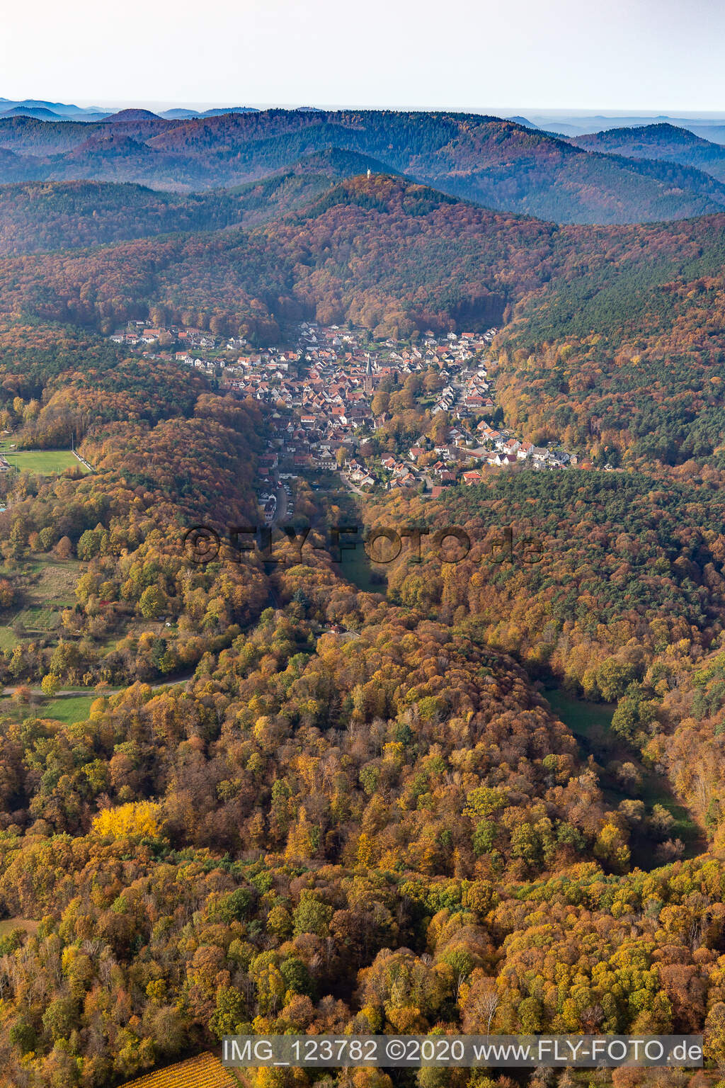 Vue d'oiseau de Dörrenbach dans le département Rhénanie-Palatinat, Allemagne