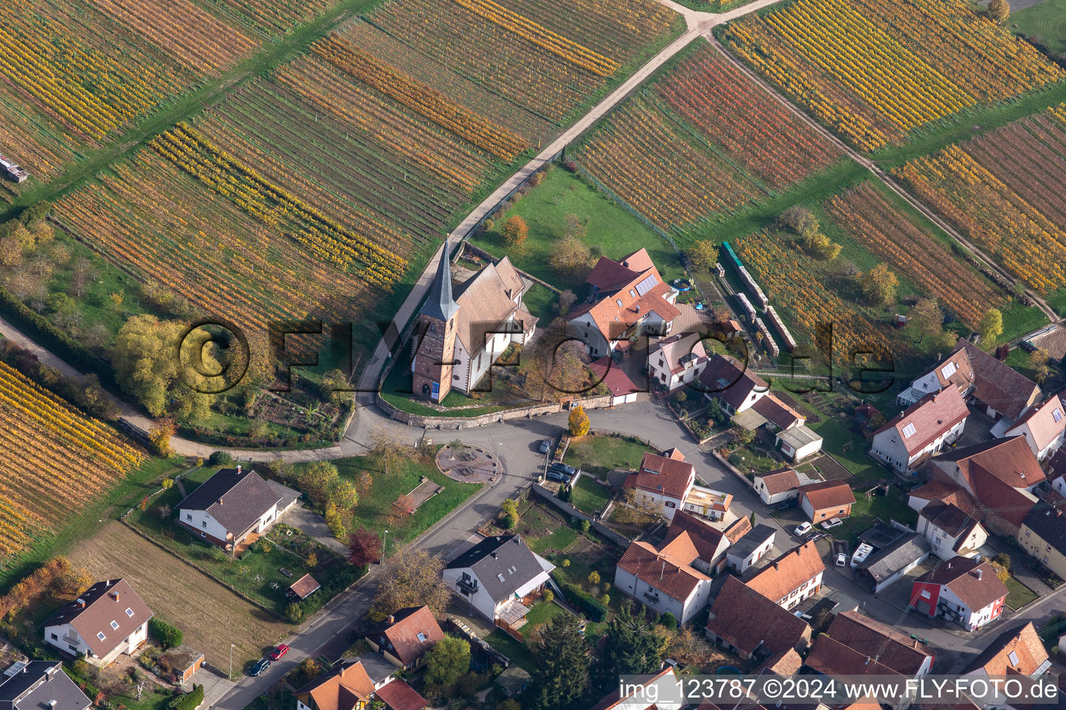 Vue aérienne de Vue aérienne d'automne de l'église Schweigen-Rechtenbach en bordure de vignes à le quartier Rechtenbach in Schweigen-Rechtenbach dans le département Rhénanie-Palatinat, Allemagne