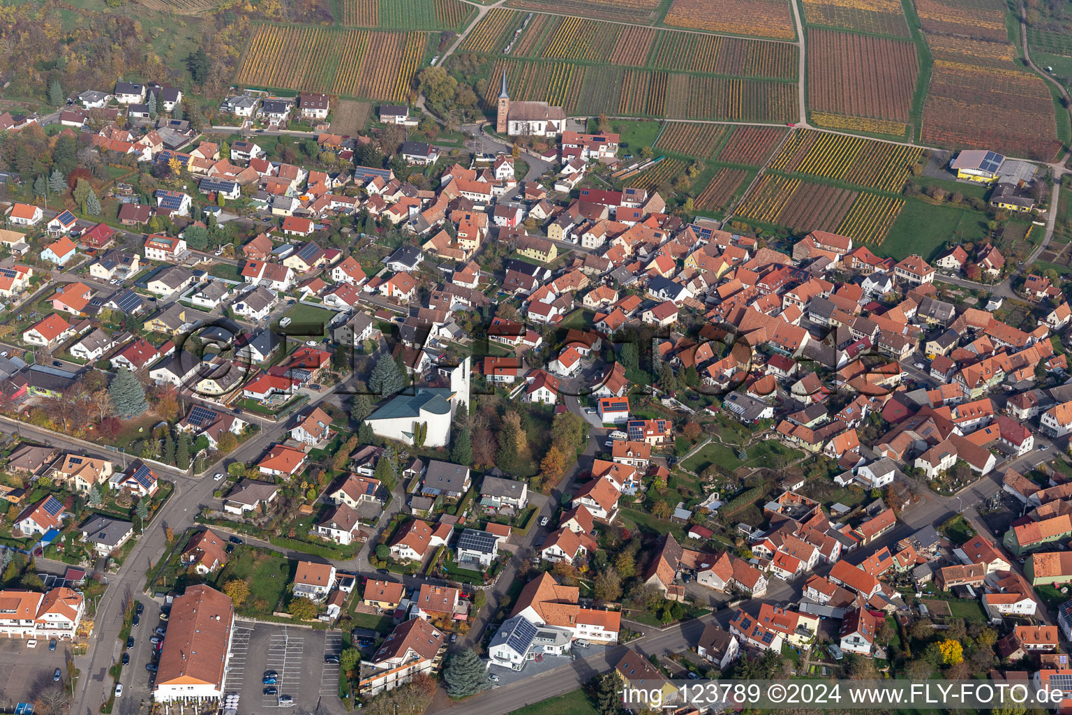 Vue aérienne de Bâtiment religieux dans le quartier du Silence à le quartier Rechtenbach in Schweigen-Rechtenbach dans le département Rhénanie-Palatinat, Allemagne