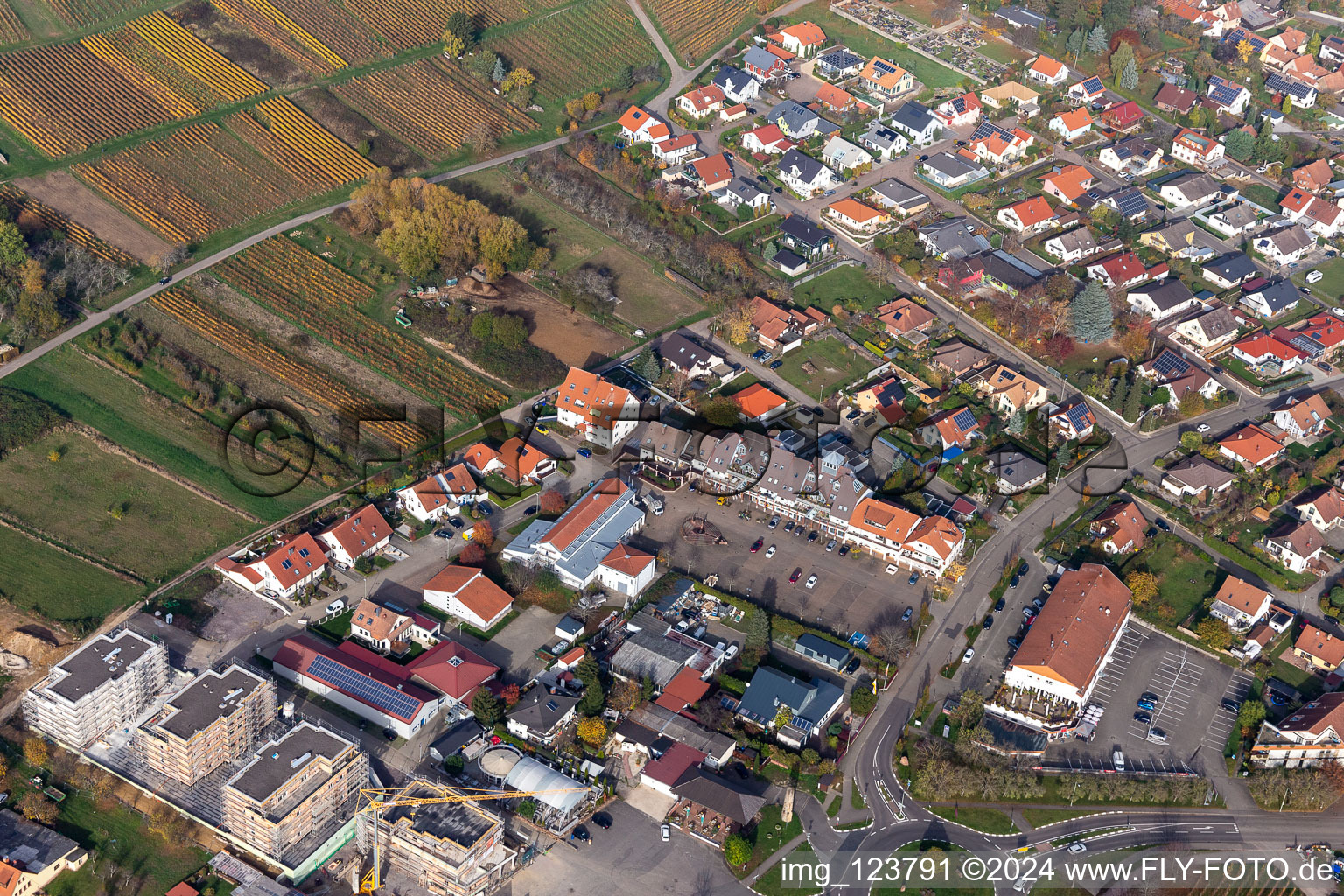 Vue aérienne de Place Saint-Urbain à le quartier Schweigen in Schweigen-Rechtenbach dans le département Rhénanie-Palatinat, Allemagne