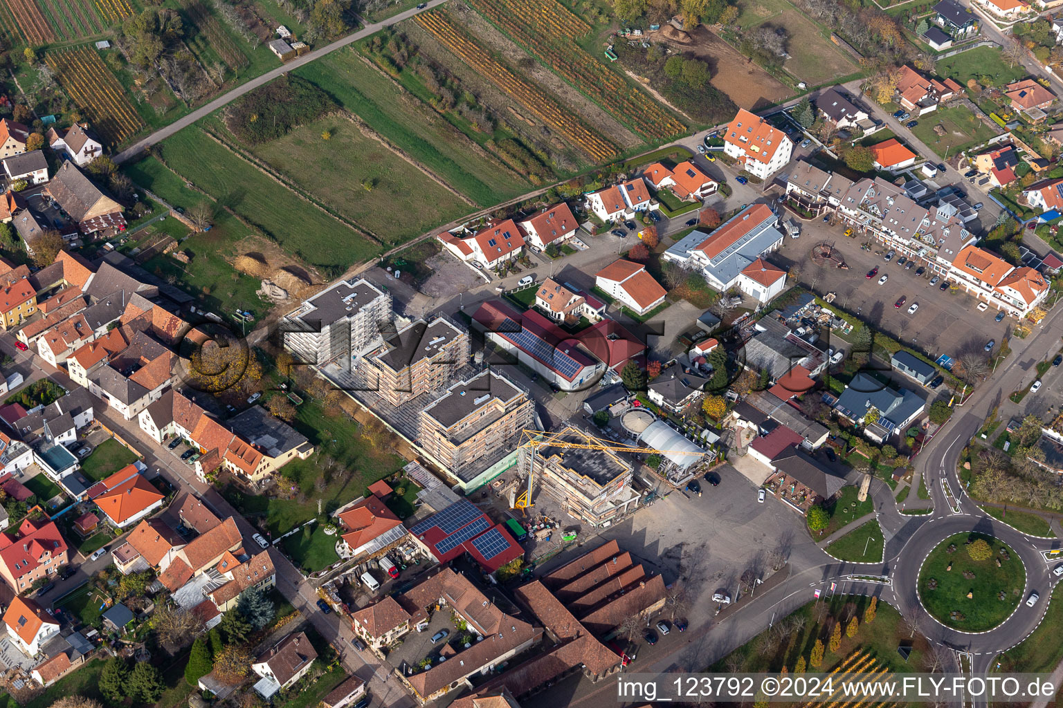 Vue aérienne de Chantier pour la construction de quatre immeubles d'habitation sur la Sylvaner Straße à le quartier Schweigen in Schweigen-Rechtenbach dans le département Rhénanie-Palatinat, Allemagne