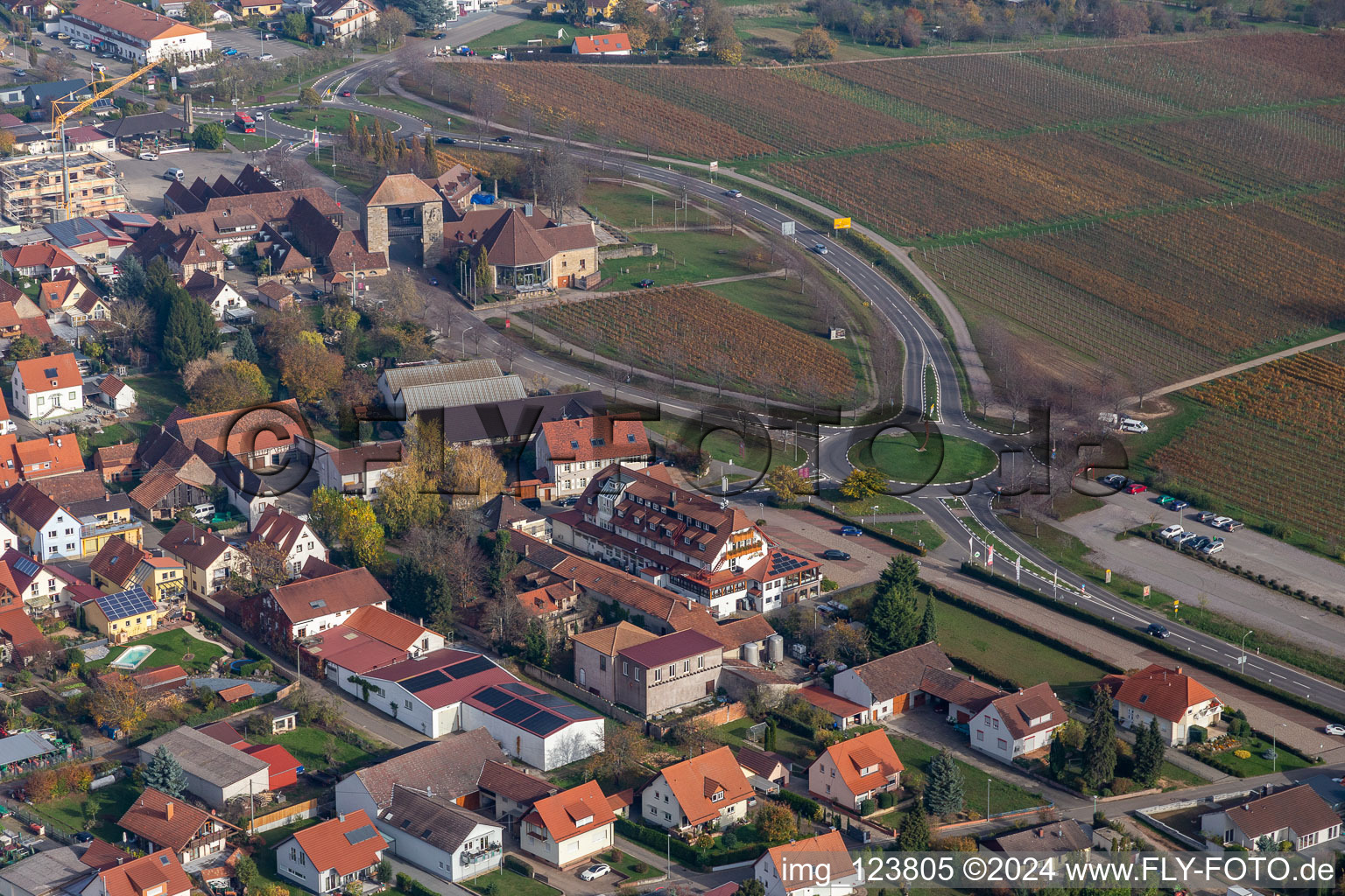 Vue aérienne de Hôtel-Restaurant Silent Hof à le quartier Schweigen in Schweigen-Rechtenbach dans le département Rhénanie-Palatinat, Allemagne