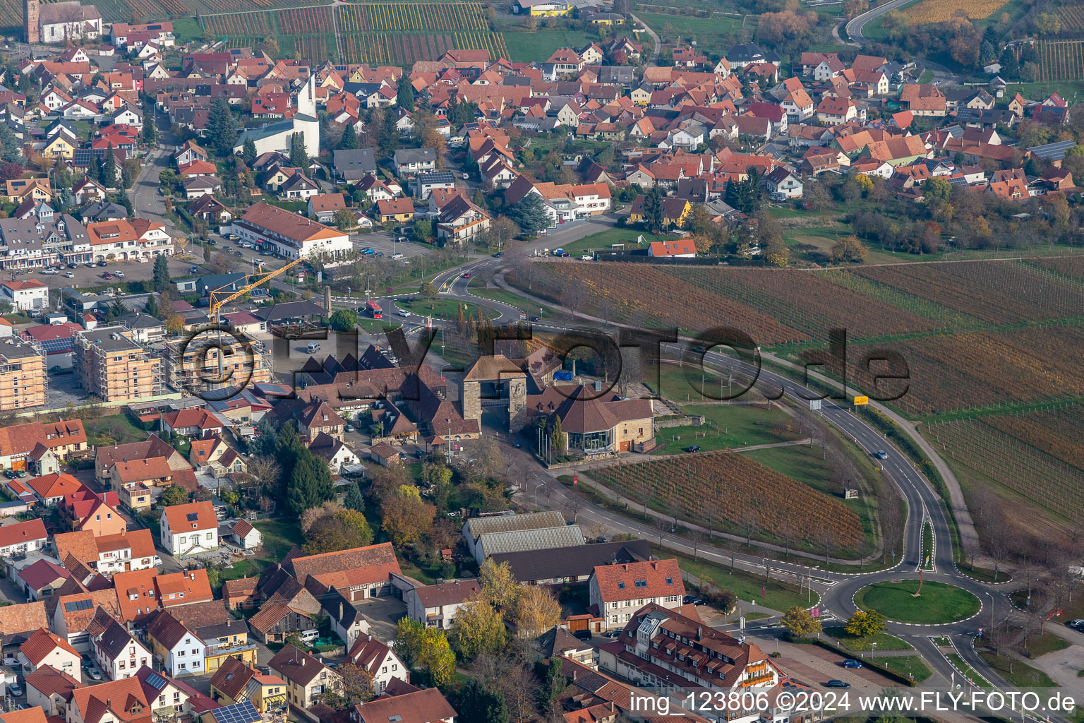 Vue aérienne de Porte du vin allemande à le quartier Schweigen in Schweigen-Rechtenbach dans le département Rhénanie-Palatinat, Allemagne