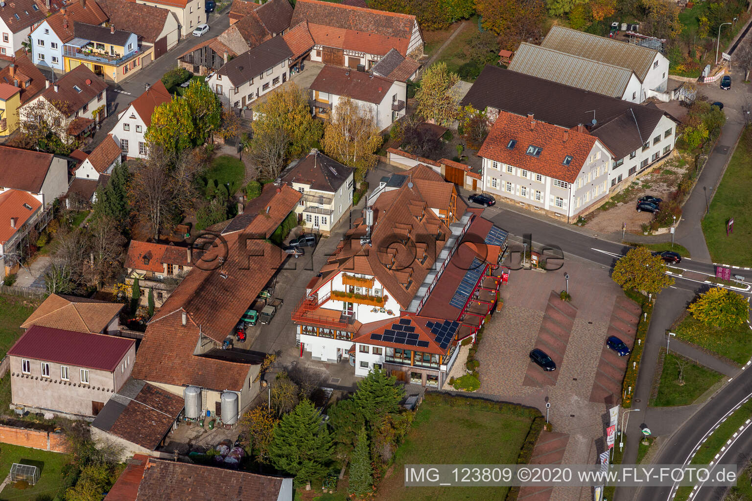 Vue aérienne de Hôtel Restaurant Silencer Hof en Schweigen à le quartier Schweigen in Schweigen-Rechtenbach dans le département Rhénanie-Palatinat, Allemagne