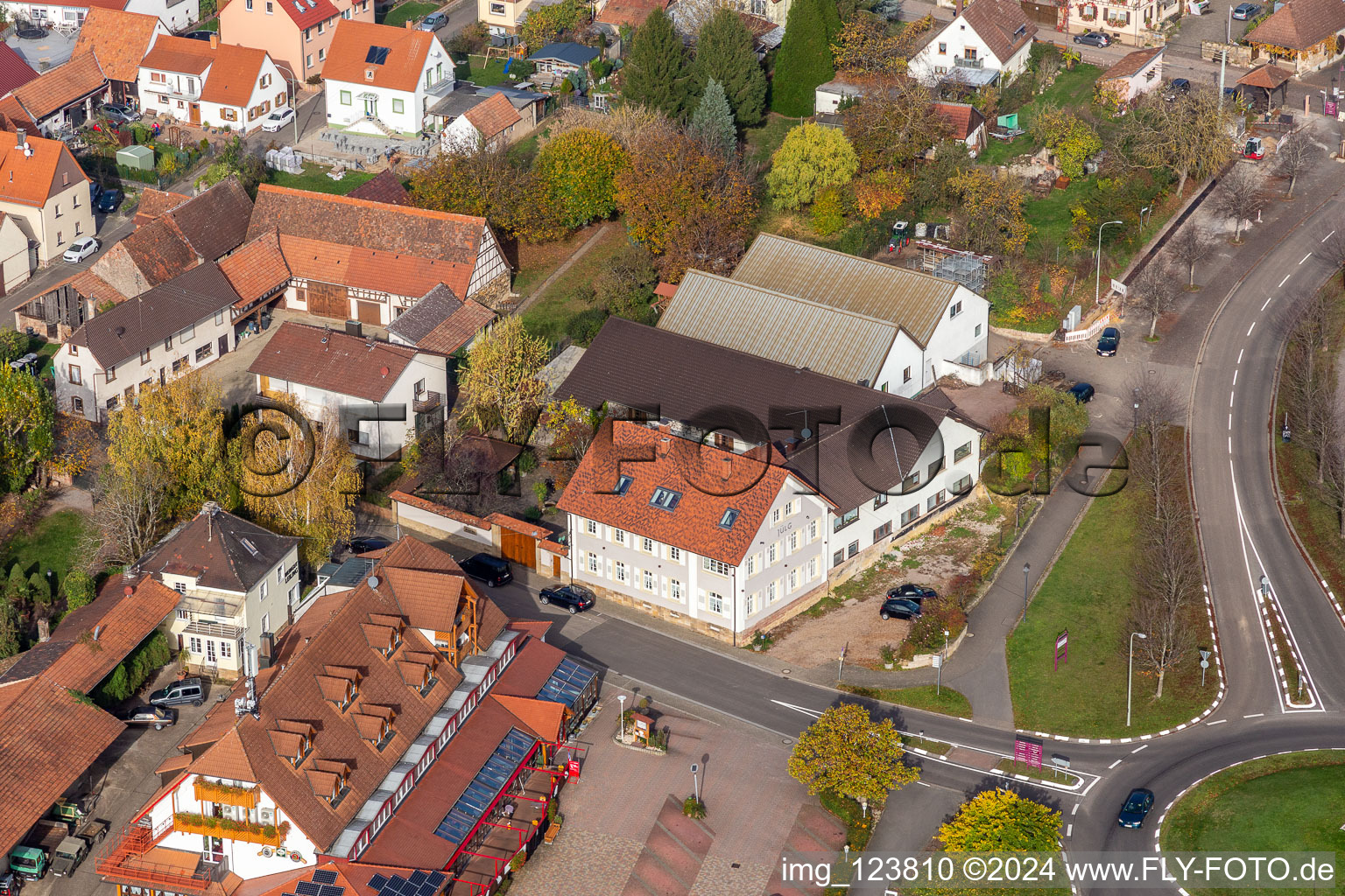 Vue aérienne de Weinstube Jülg à le quartier Schweigen in Schweigen-Rechtenbach dans le département Rhénanie-Palatinat, Allemagne