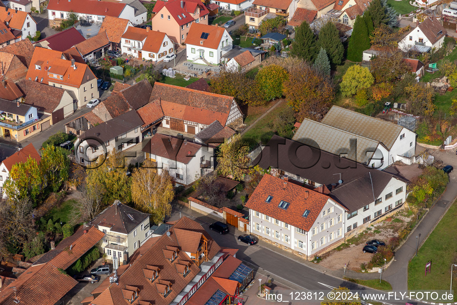 Vue aérienne de Restaurant en plein air Weinstube Jülg à le quartier Schweigen in Schweigen-Rechtenbach dans le département Rhénanie-Palatinat, Allemagne