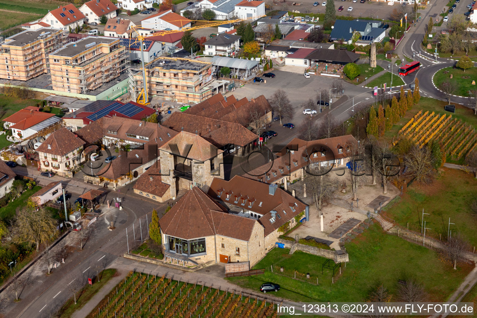 Quartier Schweigen in Schweigen-Rechtenbach dans le département Rhénanie-Palatinat, Allemagne du point de vue du drone