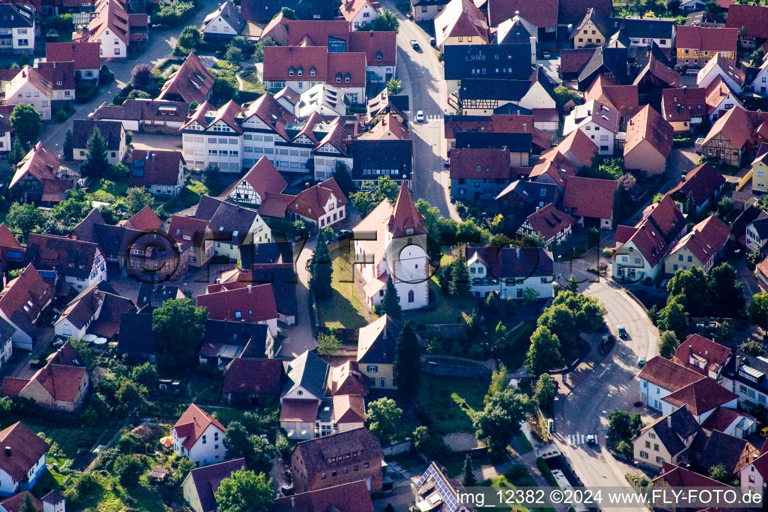 Vue aérienne de Église de Barbara à le quartier Ellmendingen in Keltern dans le département Bade-Wurtemberg, Allemagne