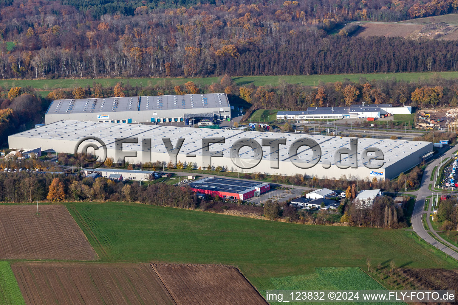 Vue aérienne de Zone commerciale Horst avec Magna Interiors, Random Logistics, STS Group et Thermo Fisher à le quartier Minderslachen in Kandel dans le département Rhénanie-Palatinat, Allemagne