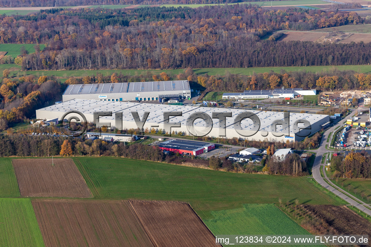 Vue aérienne de Zone commerciale Horst avec Magna Interiors, Random Logistics, STS Group et Thermo Fisher à le quartier Minderslachen in Kandel dans le département Rhénanie-Palatinat, Allemagne