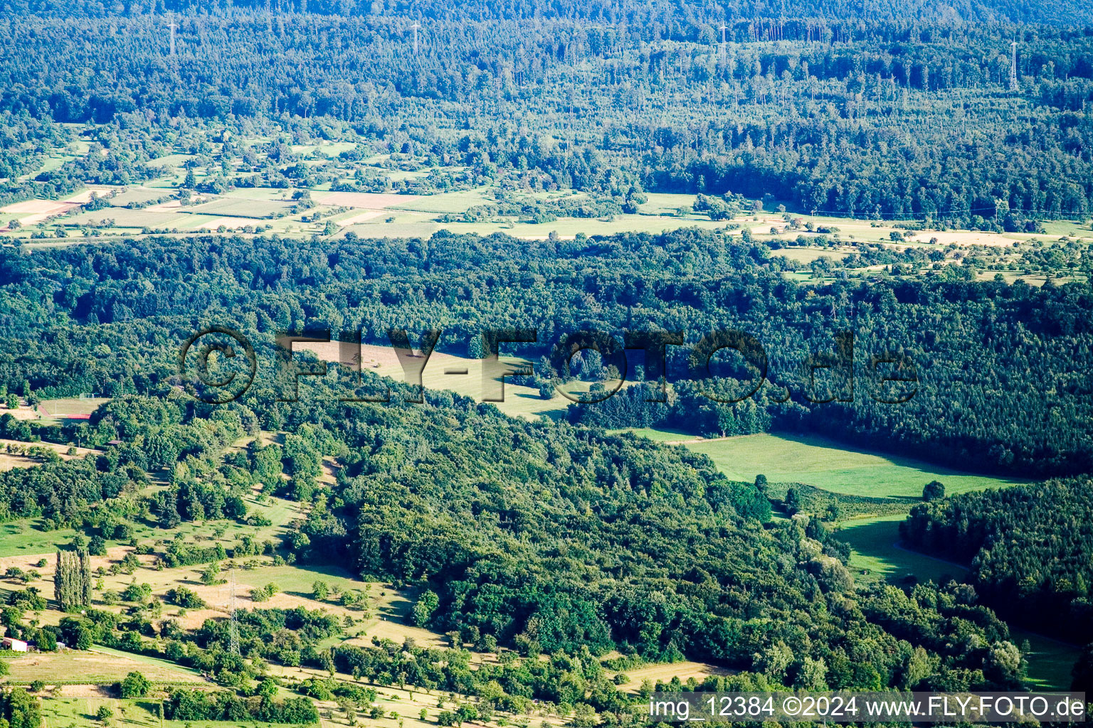 Vue d'oiseau de Réserve naturelle de Kettelbachtal à Gräfenhausen dans le département Bade-Wurtemberg, Allemagne