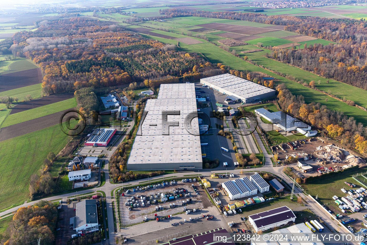 Zone commerciale Horst avec Magna Interiors, Random Logistics, STS Group et Thermo Fisher à le quartier Minderslachen in Kandel dans le département Rhénanie-Palatinat, Allemagne d'en haut