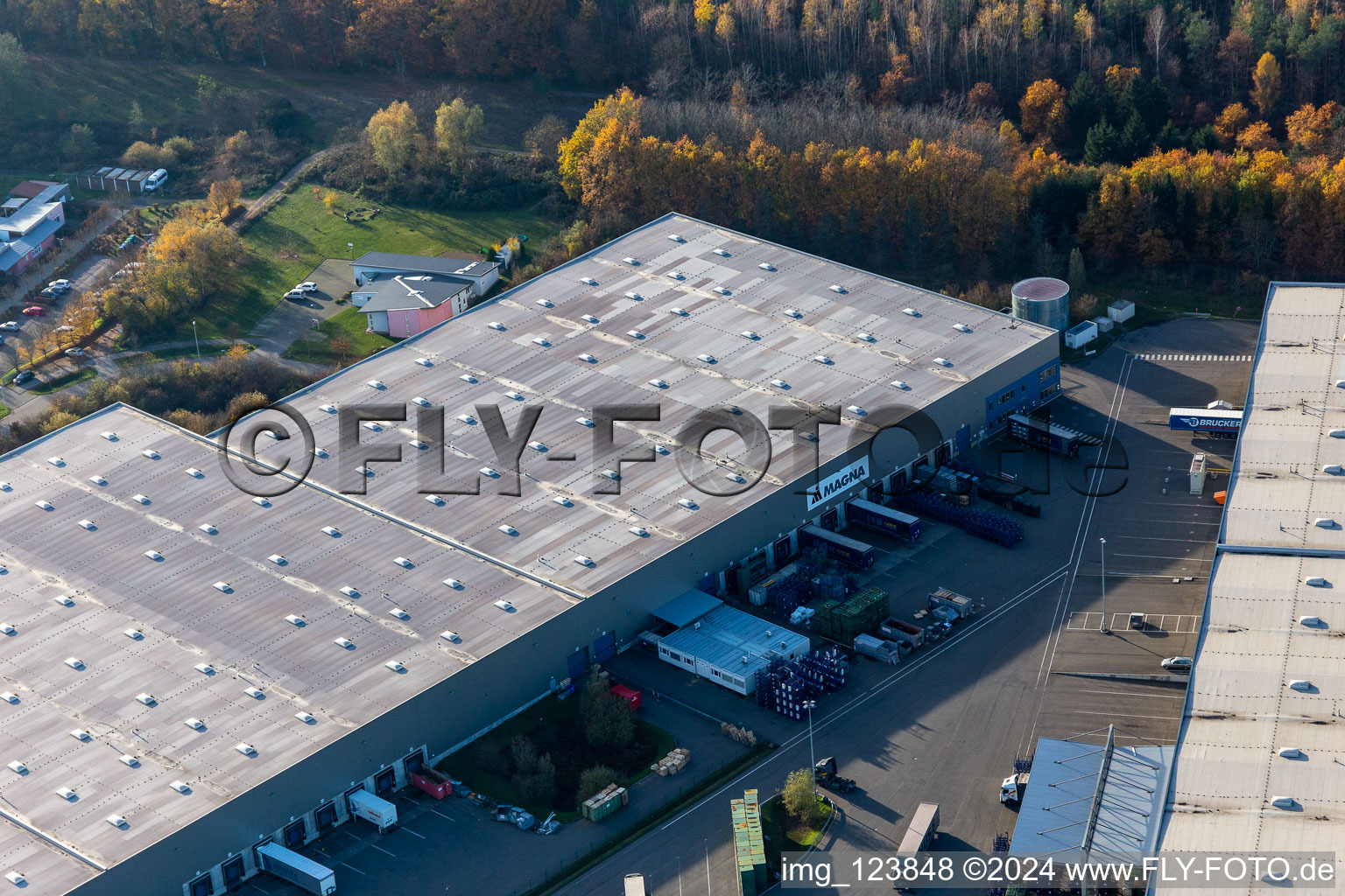 Vue d'oiseau de Zone commerciale Horst avec Magna Interiors, Random Logistics, STS Group et Thermo Fisher à le quartier Minderslachen in Kandel dans le département Rhénanie-Palatinat, Allemagne