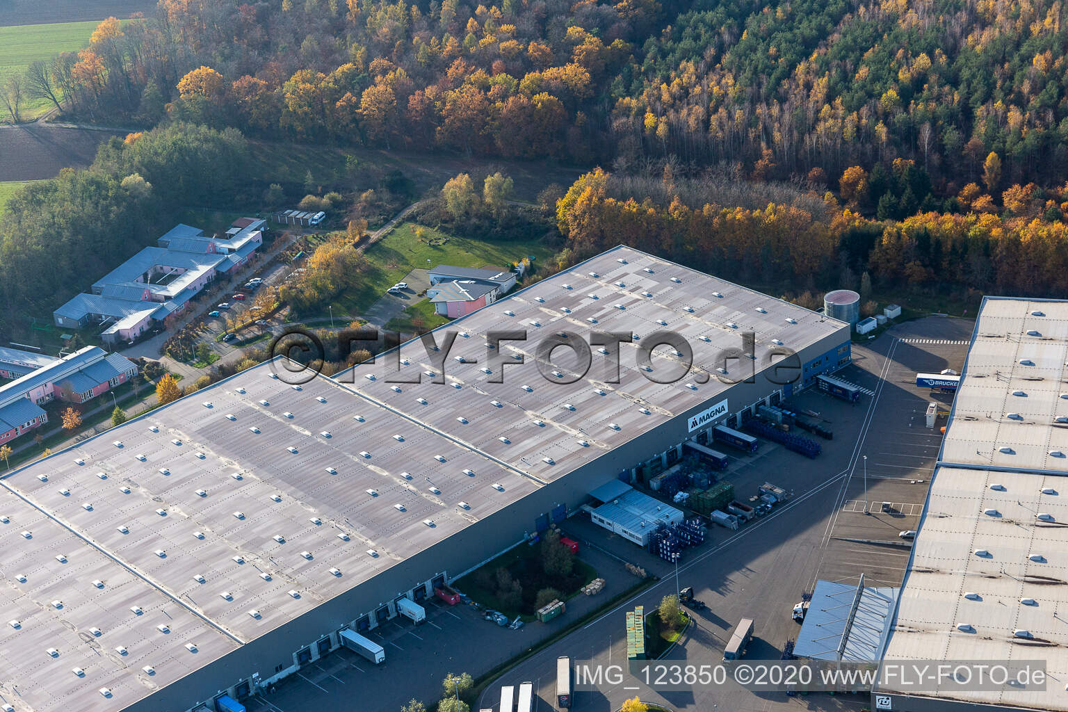 Enregistrement par drone de Zone commerciale Horst avec Magna Interiors, Random Logistics, STS Group et Thermo Fisher à le quartier Minderslachen in Kandel dans le département Rhénanie-Palatinat, Allemagne