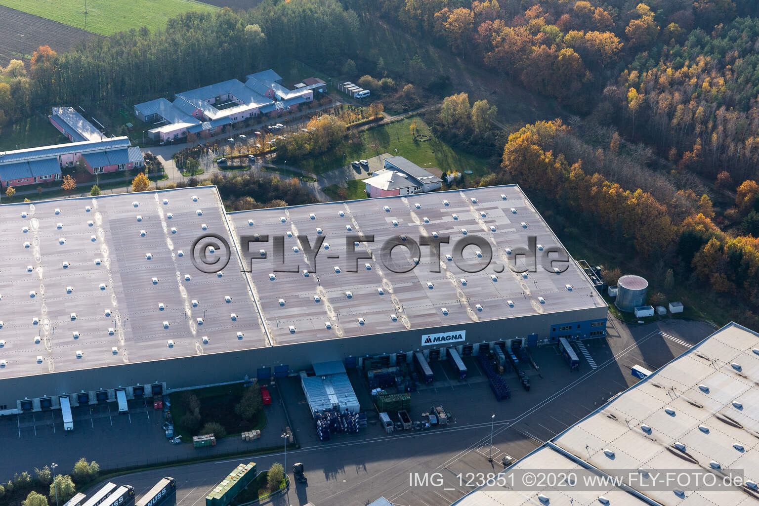 Image drone de Zone commerciale Horst avec Magna Interiors, Random Logistics, STS Group et Thermo Fisher à le quartier Minderslachen in Kandel dans le département Rhénanie-Palatinat, Allemagne