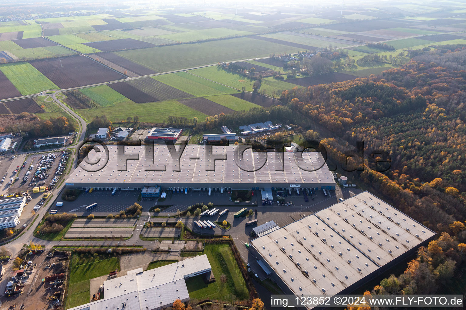 Zone commerciale Horst avec Magna Interiors, Random Logistics, STS Group et Thermo Fisher à le quartier Minderslachen in Kandel dans le département Rhénanie-Palatinat, Allemagne du point de vue du drone