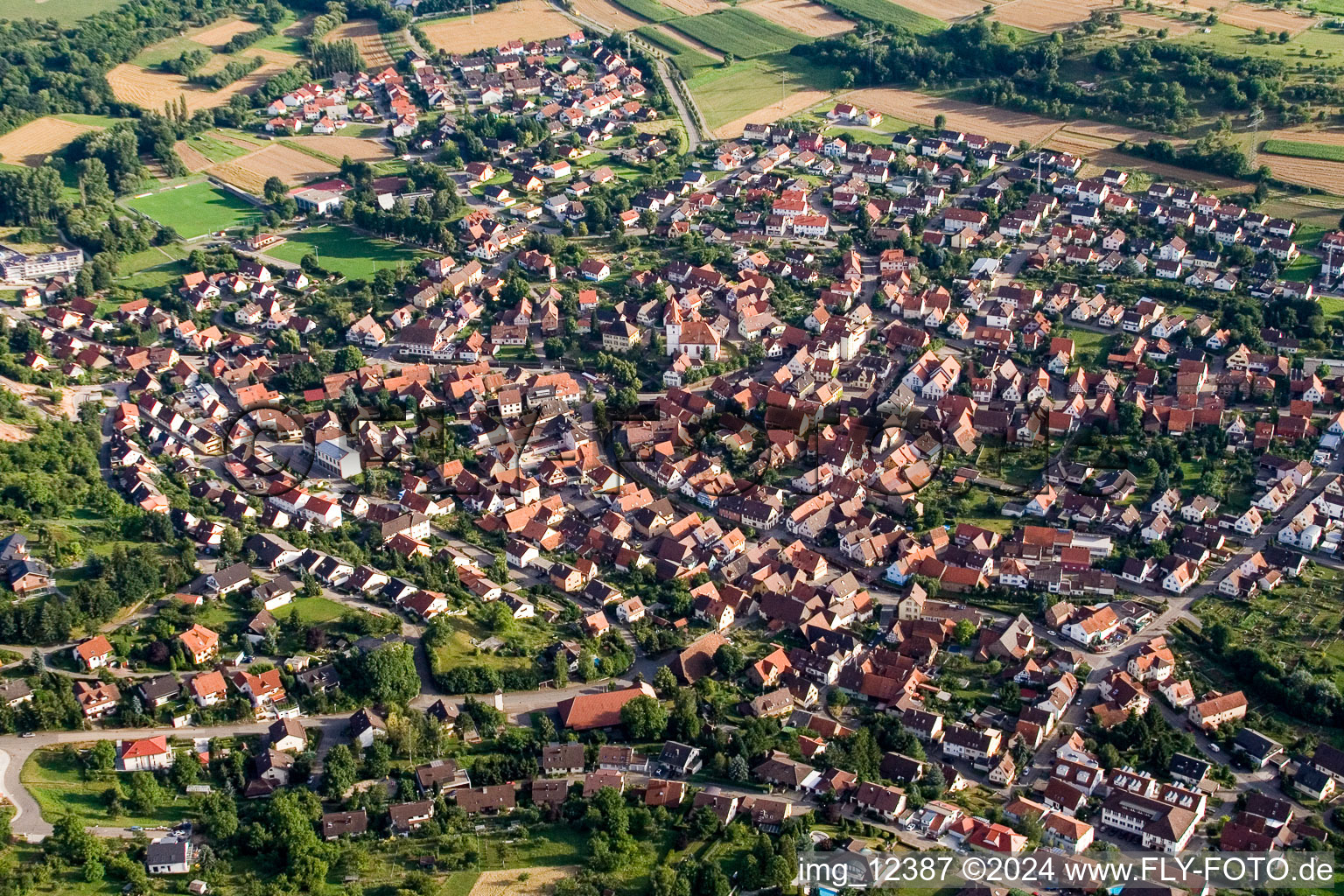 Vue aérienne de Du nord à le quartier Ellmendingen in Keltern dans le département Bade-Wurtemberg, Allemagne