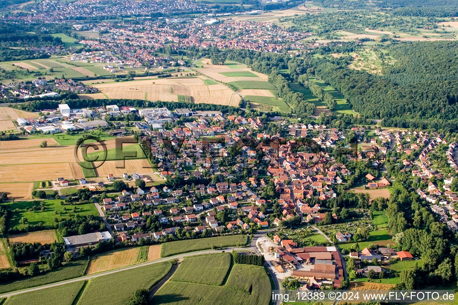 Vue aérienne de Du sud à le quartier Nöttingen in Remchingen dans le département Bade-Wurtemberg, Allemagne