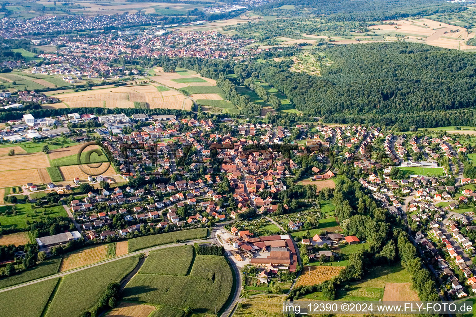 Vue aérienne de Du sud-ouest à le quartier Nöttingen in Remchingen dans le département Bade-Wurtemberg, Allemagne