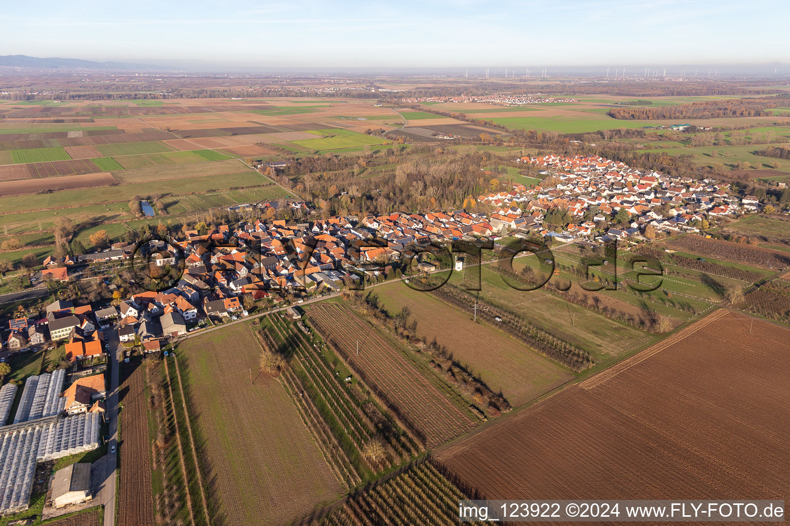 Vue aérienne de Vue sur la commune en bordure de champs agricoles et de zones agricoles à Winden dans le département Rhénanie-Palatinat, Allemagne