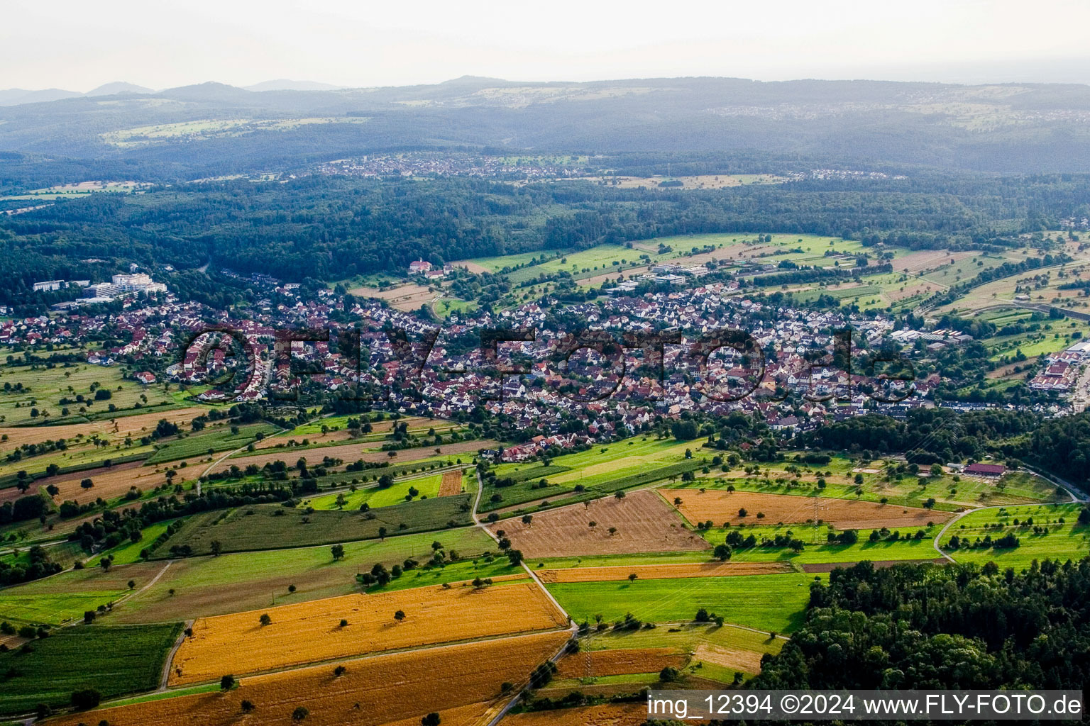 Vue aérienne de De l'est à le quartier Langensteinbach in Karlsbad dans le département Bade-Wurtemberg, Allemagne