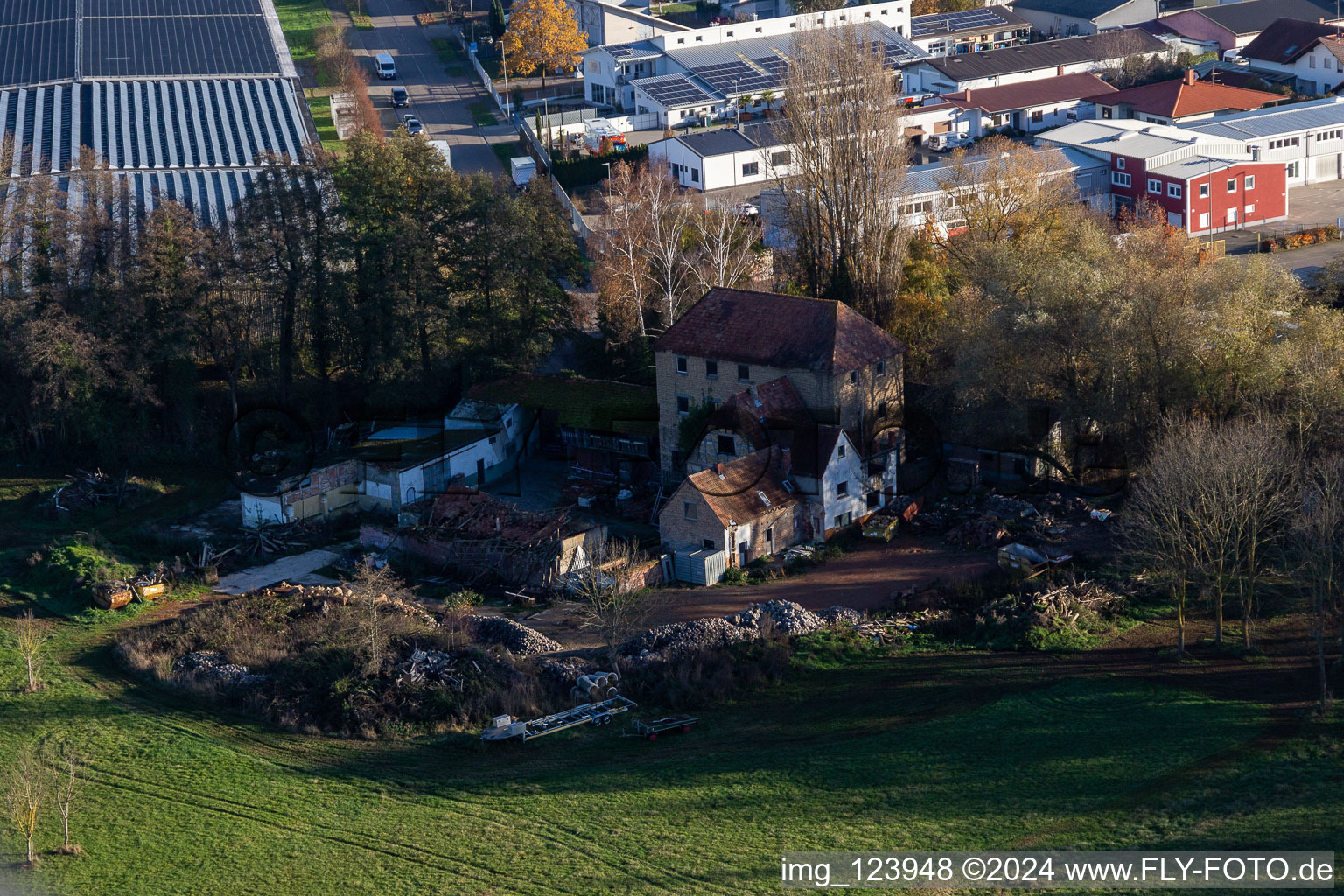 Vue aérienne de Ancien moulin Barthelsmühle à le quartier Minderslachen in Kandel dans le département Rhénanie-Palatinat, Allemagne