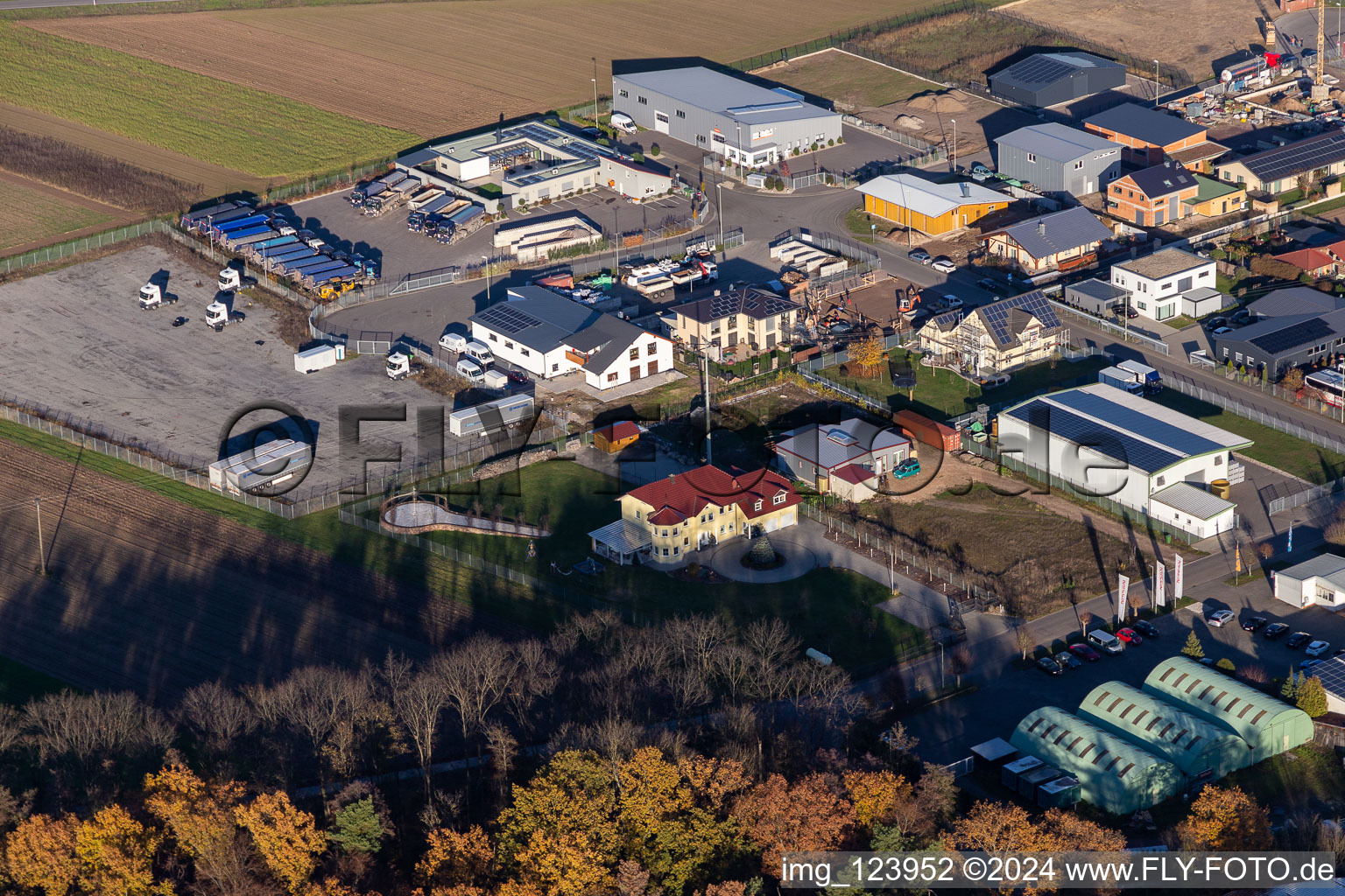 Vue aérienne de Zone commerciale à Gereut à Hatzenbühl dans le département Rhénanie-Palatinat, Allemagne