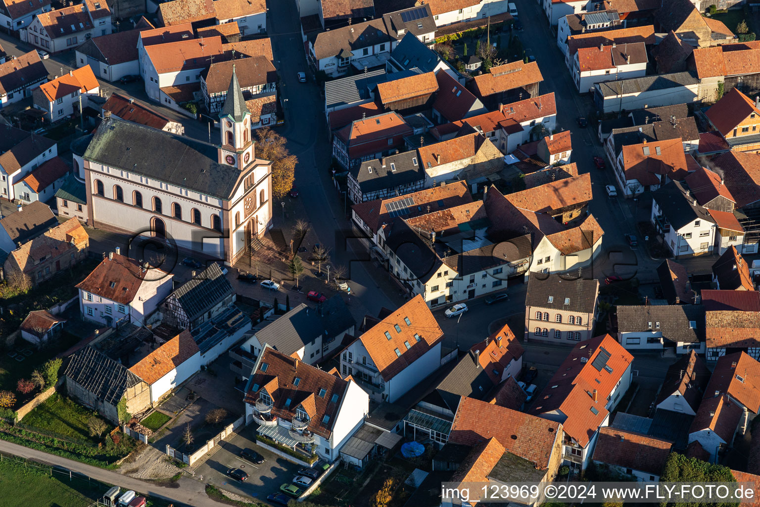 Vue aérienne de Bâtiment d'église au centre du village à Neupotz dans le département Rhénanie-Palatinat, Allemagne