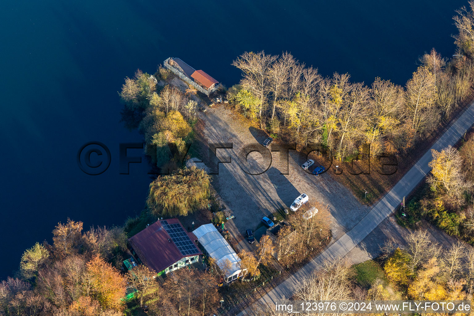 Maison de pêche sur le Vieux Rhin à Neupotz dans le département Rhénanie-Palatinat, Allemagne d'en haut