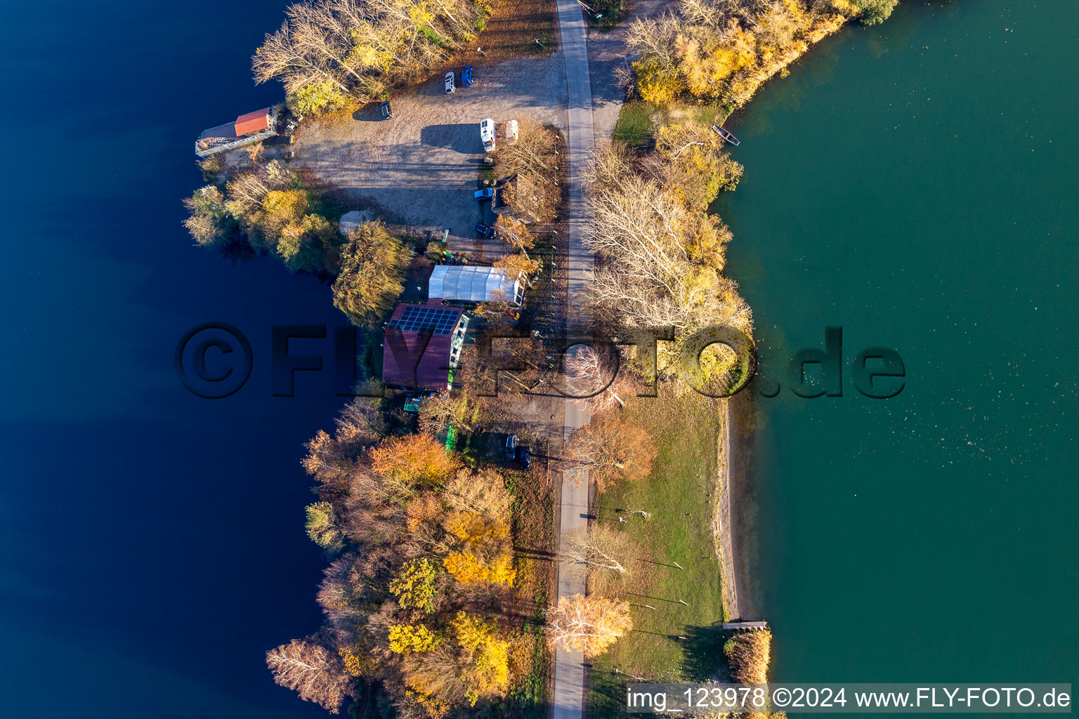 Maison de pêche sur le Vieux Rhin à Neupotz dans le département Rhénanie-Palatinat, Allemagne vue d'en haut